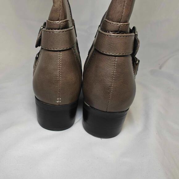 Unisa Women boots size 9 brown zipper excellent condition heel buckle wide calf - Picture 6 of 11